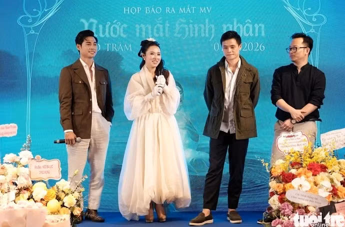 Bảo Trâm (thứ hai từ trái qua) và ê kíp chia sẻ về MV - Ảnh: HÀ PHƯƠNG