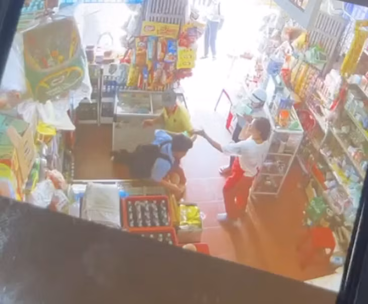 Hình ảnh trong clip người đàn ông dùng tay liên tiếp đánh vào vùng mặt của một bạn học sinh lan truyền trên mạng xã hội gây phẫn nộ