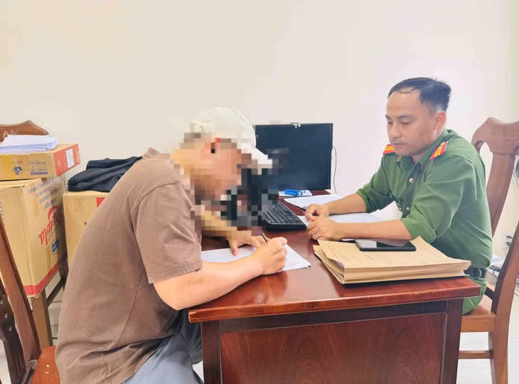 Công an làm việc với N.X.H về hành vi đăng tải thông tin xuyên tạc, sai sự thật. Ảnh: Phúc Khánh