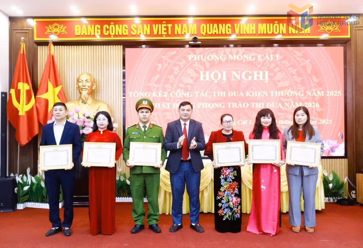 Chị Hoàng Thị Thu Hằng được phường Móng Cái 1 khen thưởng vì có thành tích xuất sắc trong thực hiện các phong trào thi đua của địa phương.