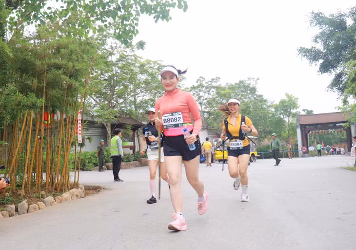 Dù chinh phục quãng đường dài 8km, các VĐV nữ cũng không quên vui cười trước ống kính máy ảnh.