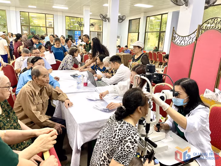 Người cao tuổi trên địa bàn phường đã được cán bộ y tế tại các bệnh viện kiểm tra sức khỏe tổng quát.