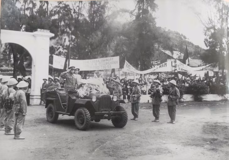 Ngày 25/4/1955, bộ đội ta tiến vào tiếp quản Cẩm Phả, Hòn Gai trong sự chào đón của người dân Vùng mỏ. Ảnh tư liệu