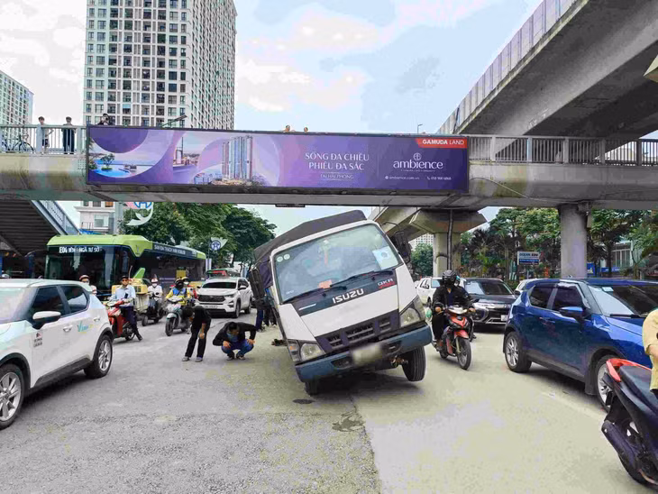 Xe tải sụt hố trên đường Nguyễn Trãi ở Hà Nội ảnh 1