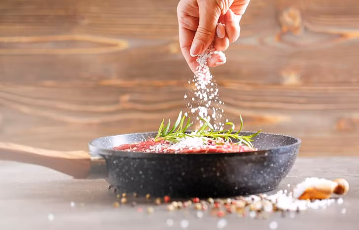 Ăn mặn, ít uống nước,... nguy cơ mắc sỏi thận cũng có xu hướng gia tăng.