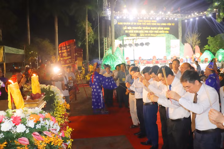 Các đại biểu thành kính dâng hương, tưởng nhớ công ơn của các bậc tiền nhân.