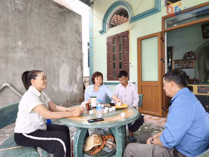 Bà Ngô Thị Luyến, trưởng khu hà an 13 trò chuyện nắm tình hình trong nhân dân.
