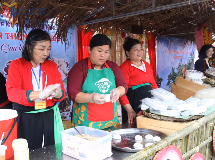 Phụ nữ dân tộc Sán Dìu Đặc khu Vân Đồn tự tay làm và bày bán món bánh bạc đầu tại lễ hội cam Vân Đồn.