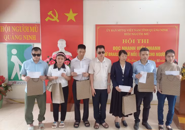 Ban Tổ chức trao quà và phần thưởng cho các thí sinh đạt giải.