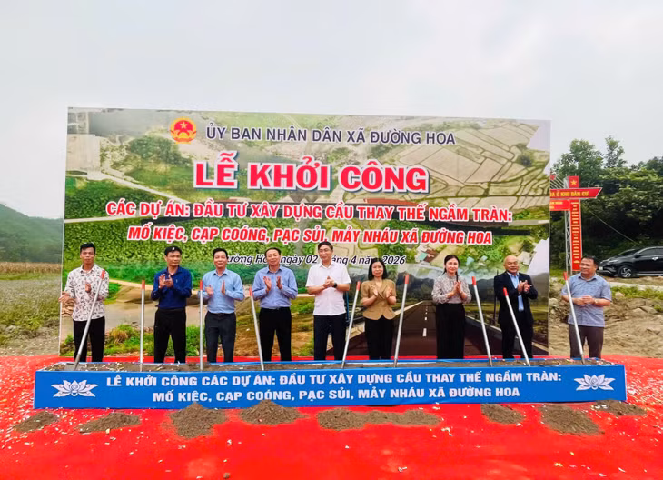 Các đại biểu thực hiện nghi lễ khởi công các dự án.