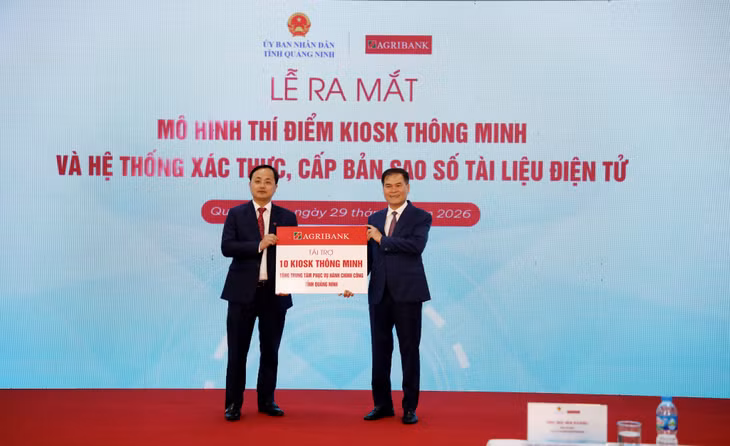 Đồng chí Tô Huy Vũ, Chủ tịch Hội đồng thành viên Agribank Việt Nam, trao tặng Kiosk thông minh cho tỉnh Quảng Ninh.