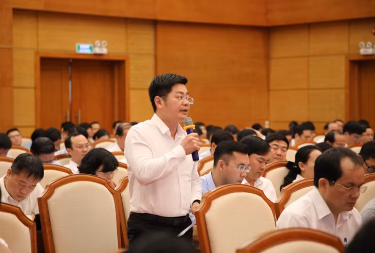 Đồng chí Bùi Hoàng Giang, Bí thư Đảng ủy, Chủ tịch HĐND phường Yên Tử, phát biểu tại hội nghị.