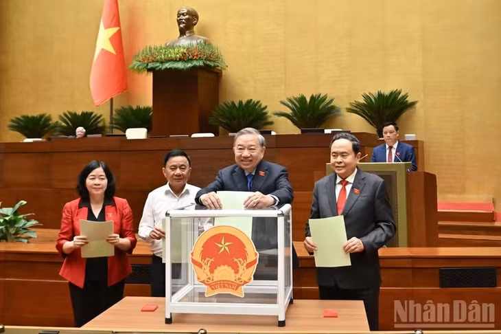Tổng Bí thư Tô Lâm, Chủ tịch Quốc hội Trần Thanh Mẫn, Thường trực Ban Bí thư Trần Cẩm Tú, Chủ tịch Ủy ban Trung ương MTTQ Việt Nam Bùi Thị Minh Hoài bỏ phiếu bầu các chức danh trong buổi chiều 6/4. (Ảnh: DUY LINH)