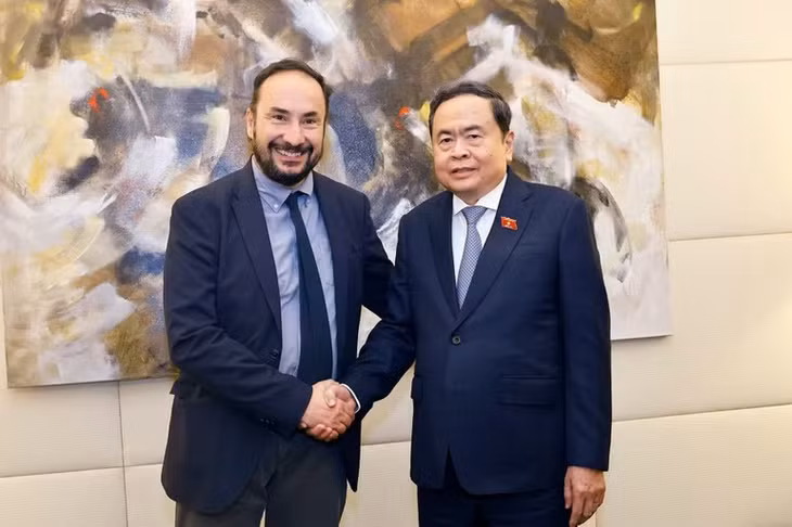 Chủ tịch Quốc hội Trần Thanh Mẫn gặp Tổng Bí thư Đảng Cộng sản tái lập Italia Maurizio Acerbo. (Ảnh: Doãn Tấn/TTXVN)