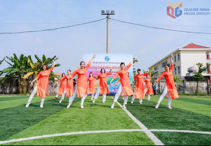 Câu lạc bộ dân vũ khu phố Chùa Bằng (phường Quảng Yên) biểu diễn tại Lễ kỷ niệm 116 năm Ngày Quốc tế Phụ nữ 8/3 (1910-2026).