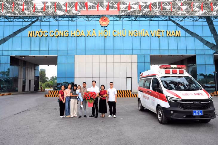 BSCKII Bùi Minh Cường, Giám đốc Bệnh viện Sản Nhi Quảng Ninh, cùng đội ngũ cán bộ chuyên môn về điều trị Thalassemia đã trực tiếp ra đón bệnh nhi tại Cửa khẩu.