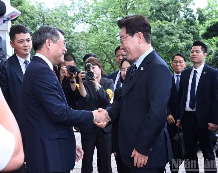 Thủ tướng Chính phủ Lê Minh Hưng bắt tay Tổng thống Hàn Quốc Lee Jae Myung tại sảnh Trụ sở Chính phủ. (Ảnh: Trần Hải)