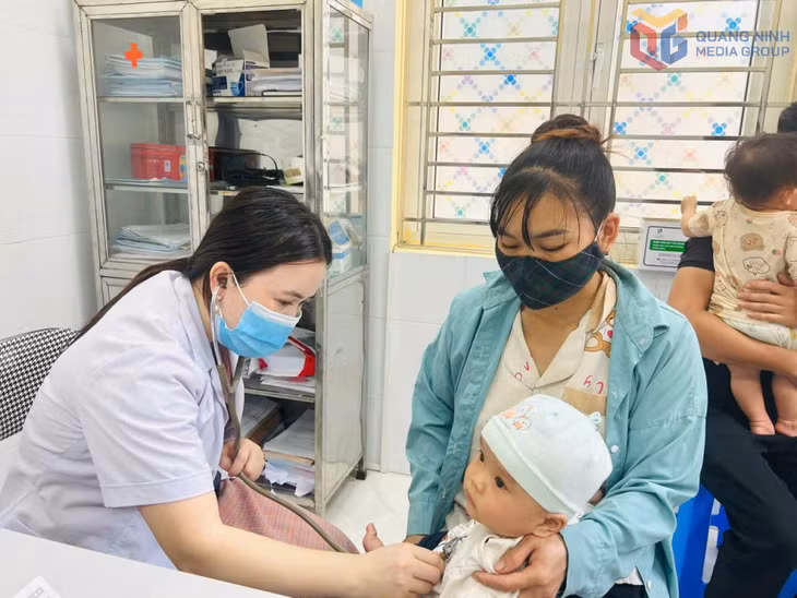 Bác sĩ Trạm Y tế xã Hải Lạng khám sàng lọc cho trẻ trước khi tiêm vắc-xin.