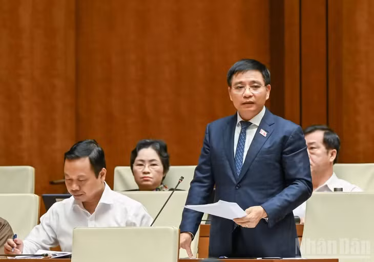 Phó Thủ tướng Chính phủ Nguyễn Văn Thắng giải trình trước Quốc hội sáng 21/4. (Ảnh: THỦY NGUYÊN)