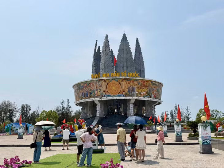 Sa vĩ địa đầu Tổ quốc khu vực Trà Cổ, phường Móng Cái 1, là điểm đến không thể thiếu của nhiều du khách khi đến Quảng Ninh.