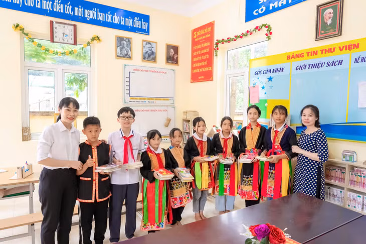 Triệu Đức Duy tham gia tặng sách cho các bạn nhỏ ở Trường TH&amp;THCS Kỳ Thượng (huyện Hoành Bồ cũ).