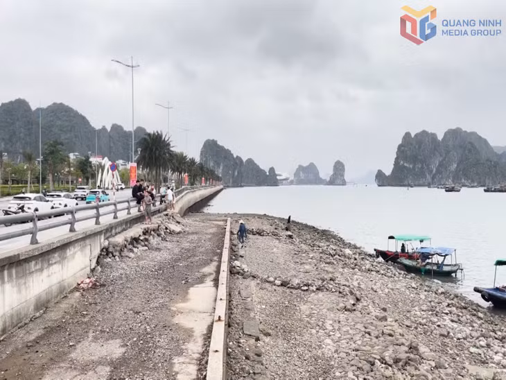 Điểm đưa đón khách tham quan Vịnh Hạ Long trái phép bằng bằng phương tiện không đảm bảo an toàn gần Công viên hoa Hạ Long, phường Hồng Gai.