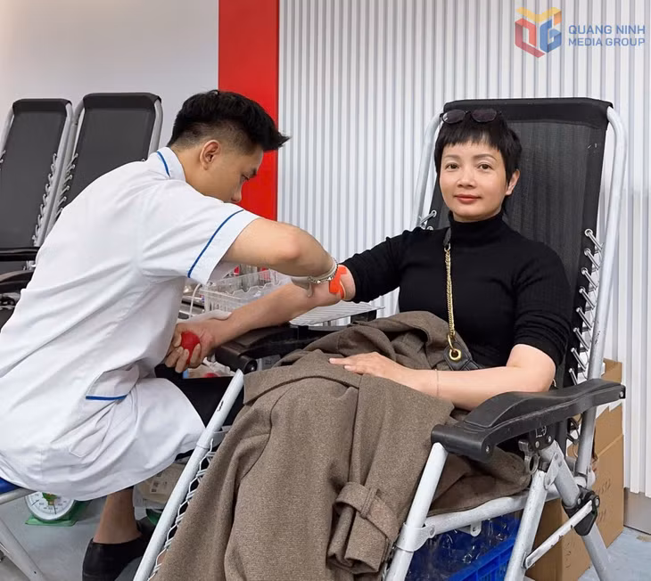 Chị Nguyễn Nha Trang đồng hành cùng chồng trong hành trình sẻ chia những giọt máu nghĩa tình.