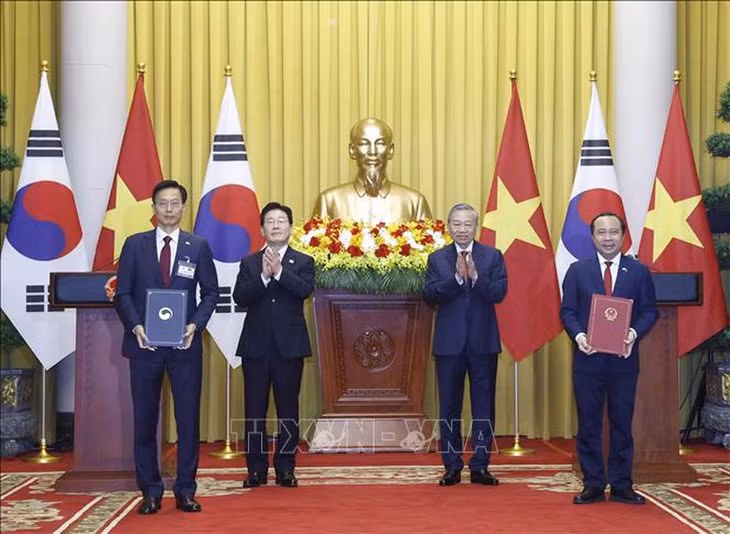 Tổng Bí thư, Chủ tịch nước Tô Lâm và Tổng thống Hàn Quốc Lee Jae Myung chứng kiến lễ trao Bản ghi nhớ về tăng cường hợp tác trong lĩnh vực sở hữu trí tuệ giữa Bộ Khoa học và Công nghệ Việt Nam và Bộ Sở hữu trí tuệ Hàn Quốc. Ảnh: TTXVN