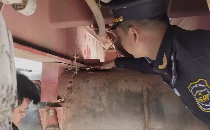 Dầu diesel được cất giấu tinh vi trong ngăn chứa bí mật.