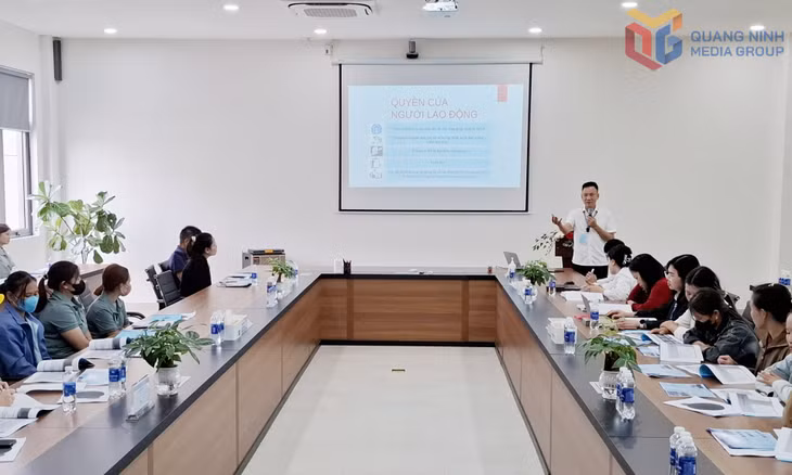 BHXH tỉnh phối hợp với Sở Nội vụ tổ chức hội nghị tuyên truyền, tư vấn và đối thoại về Luật BHXH, BHYT cho người lao động tại Công ty TNHH May mặc Hoa Lợi Đạt Việt Nam (Cụm Công nghiệp Cẩm Thịnh, phường Cửa Ông) tháng 10/2025.