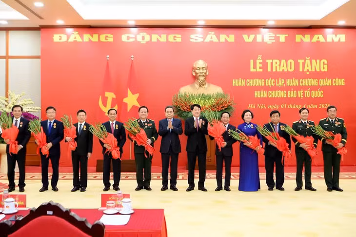 Chủ tịch nước Lương Cường và Chủ tịch Quốc hội Trần Thanh Mẫn trao Huân chương Độc lập hạng Nhì và Huân chương Quân công hạng Nhì tặng các đồng chí lãnh đạo Đảng, Nhà nước và cán bộ cấp cao. (Ảnh: ĐĂNG KHOA)