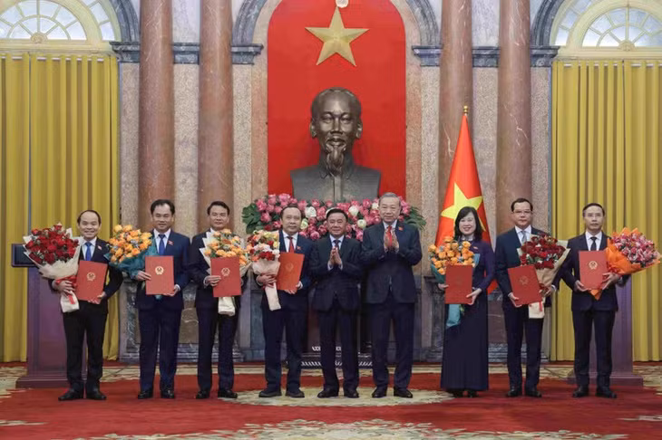 Tổng Bí thư, Chủ tịch nước Tô Lâm và Thường trực Ban Bí thư Trần Cẩm Tú trao Quyết định bổ nhiệm và tặng hoa các Bộ trưởng, Thủ trưởng cơ quan ngang Bộ.