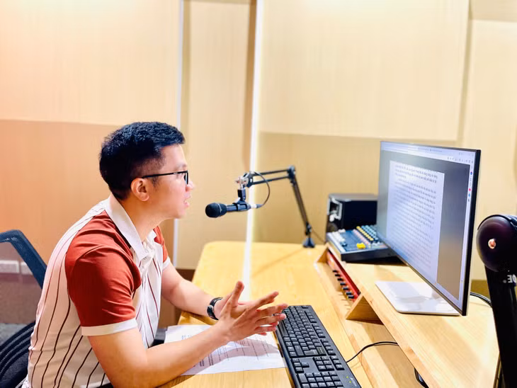 Biên tập viên Hữu Khánh (Báo và PTTH Quảng Ninh) cập nhật các bản tin thời tiết tại phòng thu.