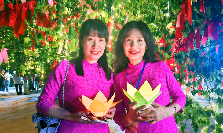 Hồ hởi, phấn khởi với lời ước nguyện gửi gắm vào hoa đăng