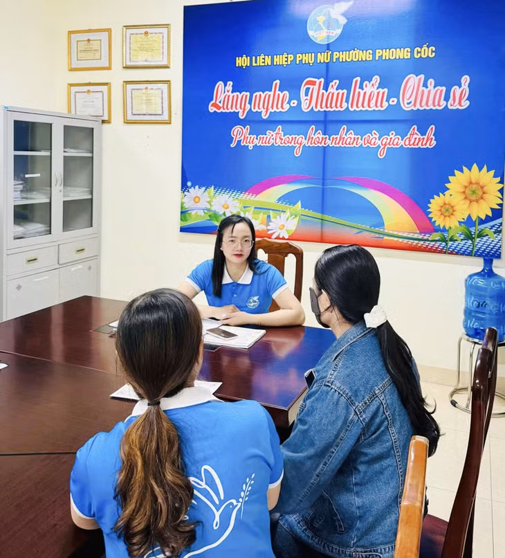 Cán bộ Hội LHPN phường Phong Cốc tư vấn trực tiếp cho hội viên về các vấn đề hôn nhân và gia đình, tháng 4/2026.