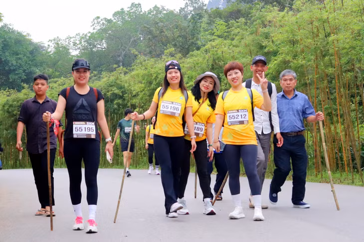 Không khí trong lành, mát mẻ của Yên Tử khiến các VĐV rất hưng phấn chinh phục hành trình đặt ra.