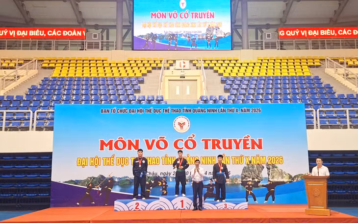 BTC trao giải cho các vận động viên xuất sắc nhất ở nội dung Quyền tự chọn.