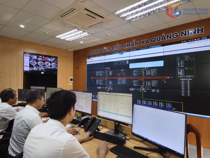 Điều độ viên Công ty Điện lực Quảng Ninh trực vận hành hệ thống điện.