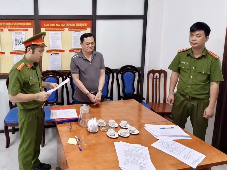 Cơ quan điều tra thi hành lệnh bắt Bùi Văn Phúc - Ảnh: Công an tỉnh Phú Thọ