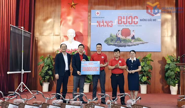 Hội CTĐ tỉnh và đại diện Công ty TNHH Bảo hiểm Prudential trao hỗ trợ kinh phí mua tặng xe đạp cho các em học sinh có hoàn cảnh khó khăn trên địa bàn xã Quảng Hà, tháng 3/2026.