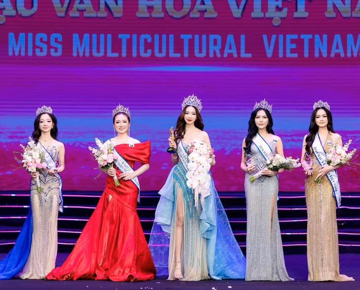 Top 5 Hoa hậu Việt Nam, từ trái qua: Á hậu 4 Lưu Tố Uyên, Á hậu 2 Nguyễn Hồng Hải Vân, Hoa hậu Nguyễn Trần Hà Linh, Á hậu 1 Nguyễn Thị Thu Trúc, Á hậu 3 Trịnh Thị Huệ - Ảnh: BTC