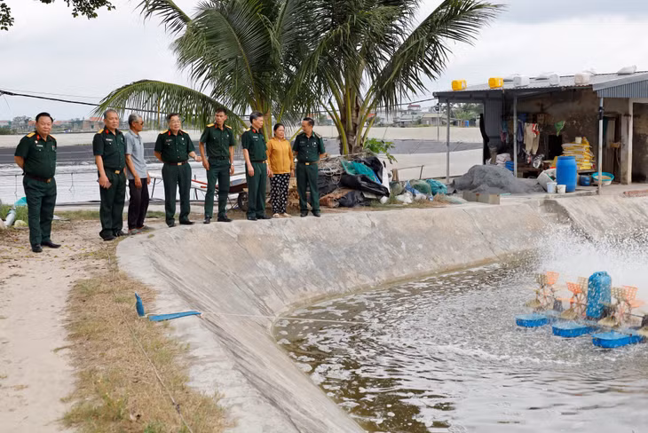 Đoàn công tác đi thăm các mô hình sản xuất, kinh doanh của hội viên Hội CCB.