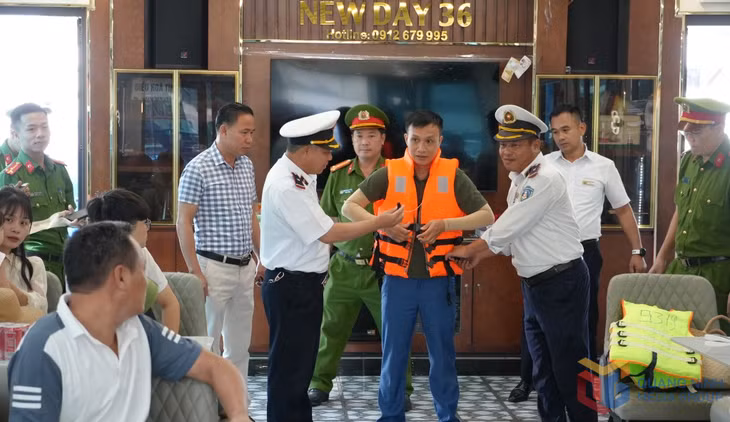 Du khách được hướng dẫn các kỹ năng cần thiết trong công tác PCCC&amp;CNCH trước mỗi chuyến đi.