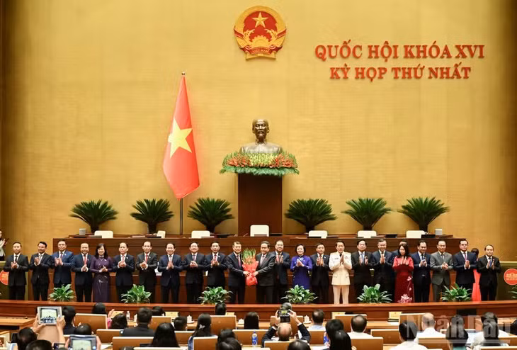 Thay mặt lãnh đạo Đảng và Nhà nước và các vị đại biểu Quốc hội khóa XVI, Chủ tịch Quốc hội Trần Thanh Mẫn tặng hoa chúc mừng các thành viên Chính phủ nhiệm kỳ 2026-2031. (Ảnh: DUY LINH)
