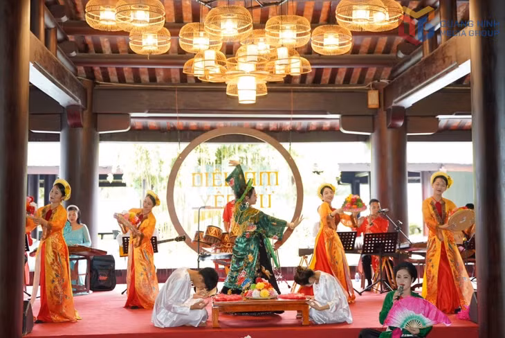 Biểu diễn âm nhạc dân tộc phục vụ khách hành hương Yên Tử.