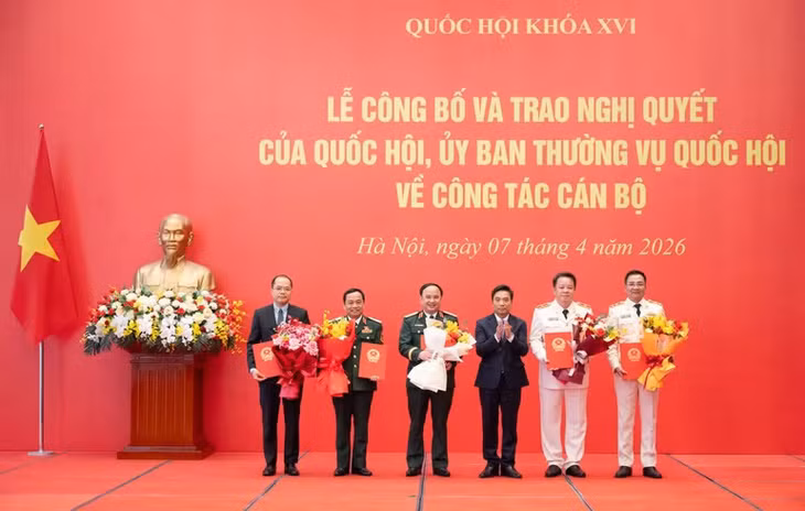 Phó Chủ tịch Quốc hội Nguyễn Doãn Anh trao các Nghị quyết của Ủy ban Thường vụ Quốc hội về công tác cán bộ.