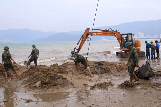 Gia Lai - Trục vớt xác xe tăng thời chiến trồi lên tại bãi biển Quy Nhơn. Ảnh: Hoài Phương