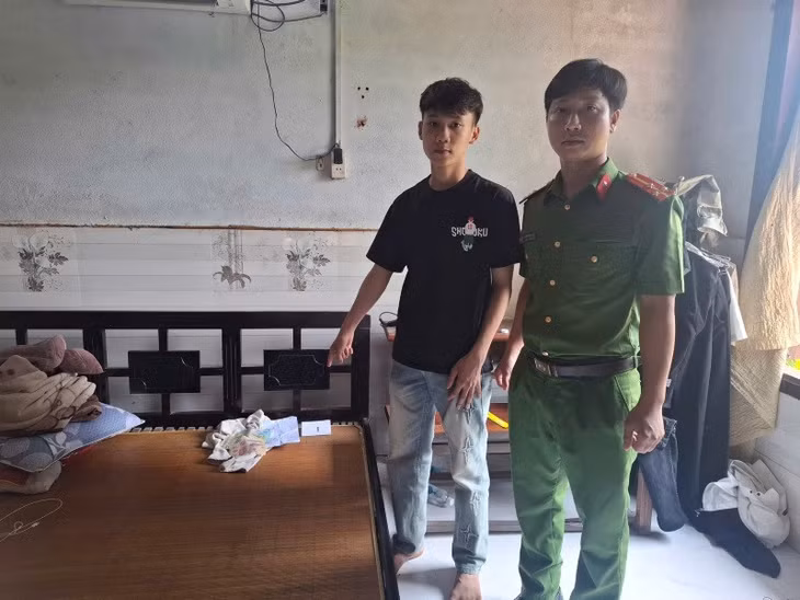 Công an Điện Bàn, Đà Nẵng bắt nam thanh niên cướp giật tiền ở quán tạp hóa sau 12 giờ truy xét. Ảnh: CACC