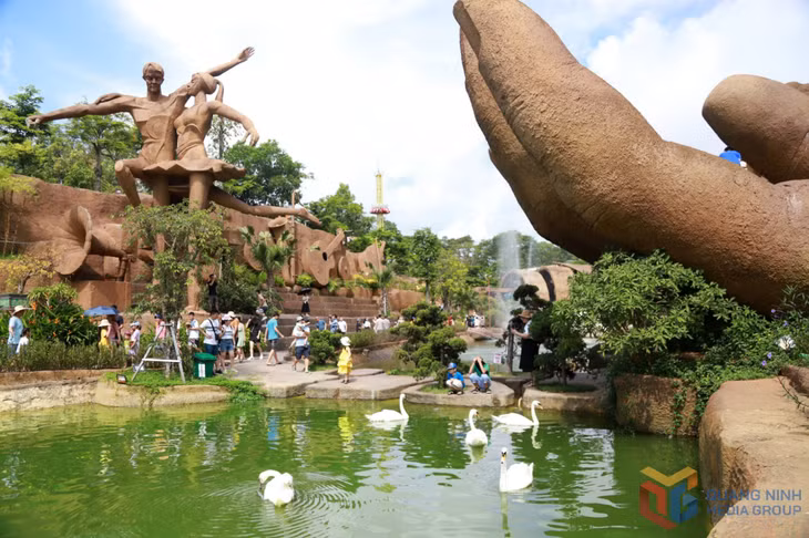 Du khách tham quan, trải nghiệm các dịch vụ trên đảo Tuần Châu.
