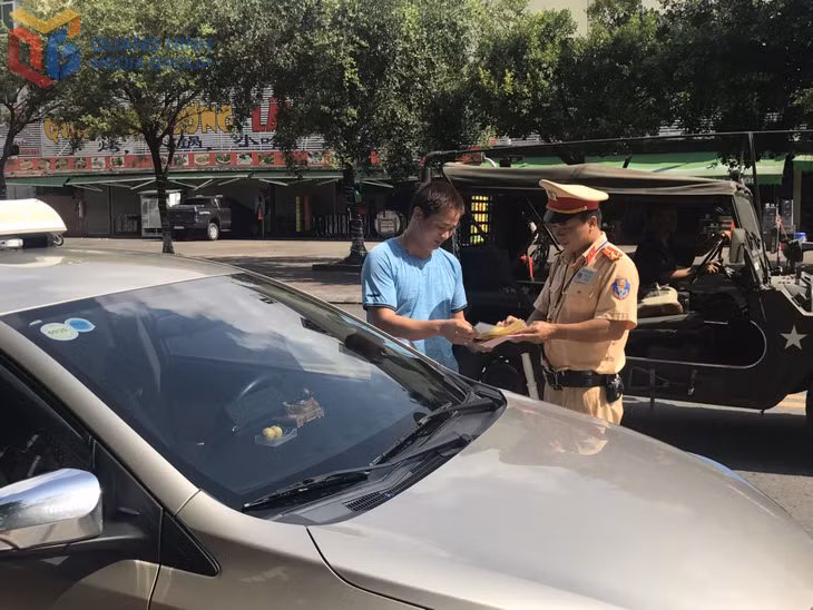Cán bộ Đội CSGT Đường bộ số 3, Phòng CSGT Công an tỉnh Quảng Ninh, kiểm tra hành chính phương tiện lưu thông trên địa bàn phường Móng Cái 1.